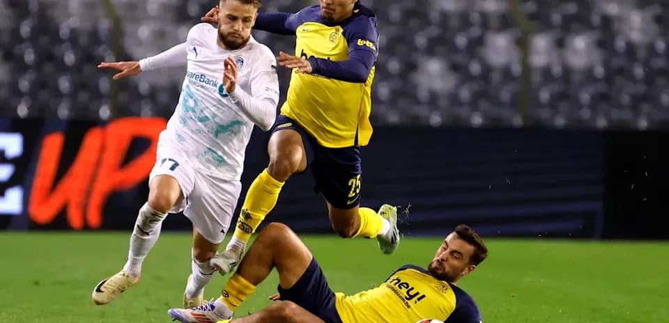Jugadores luchando por el balón en el partido