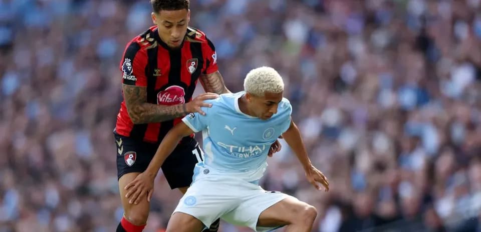 Jugador de Bournemouth presionando a jugador de Manchester City