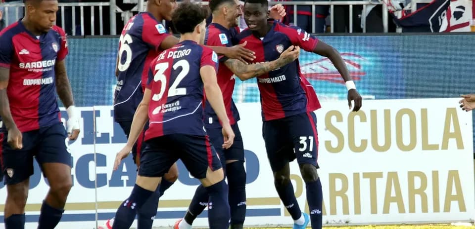Celebración de gol de jugadores del Cagliari