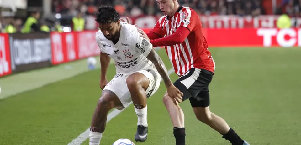 Jugadores compitiendo por el balón en el partido