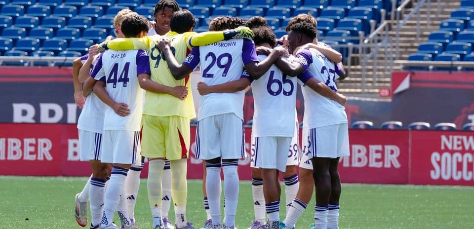 Equipo de Orlando City II en círculo