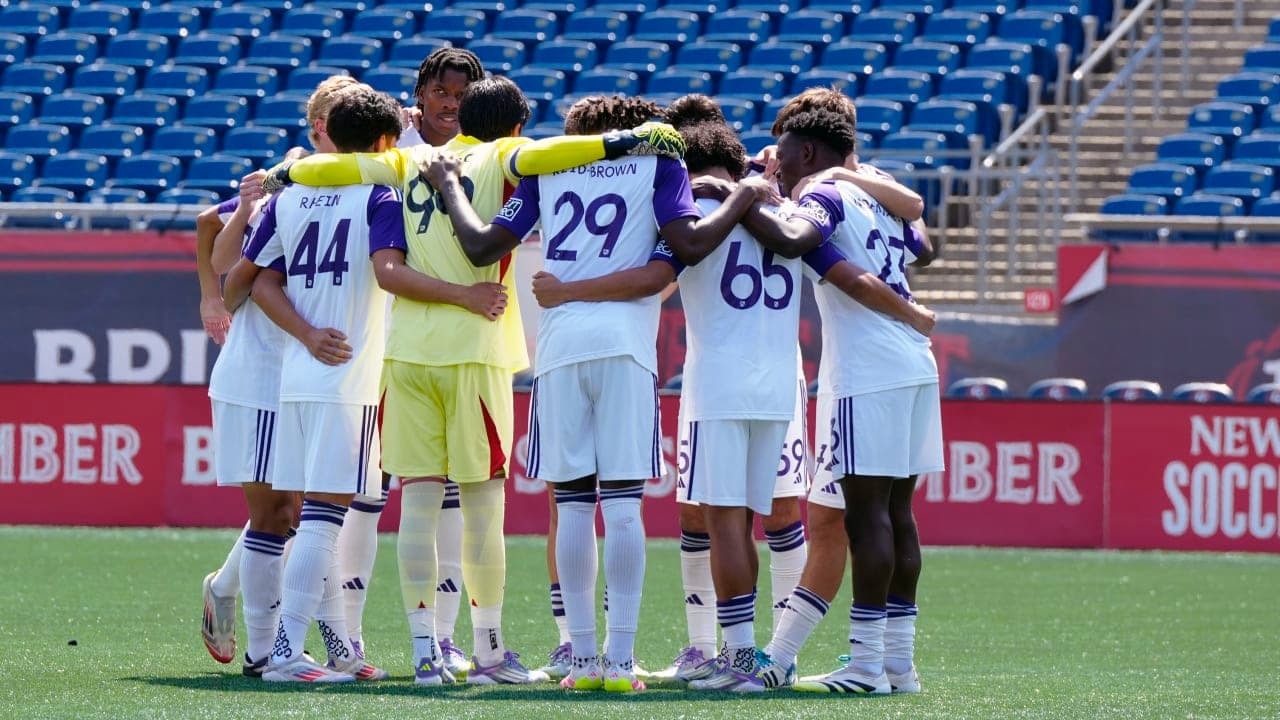 Equipo de Orlando City II en círculo