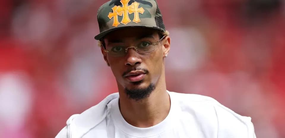 Hombre con gorra camuflada en evento deportivo