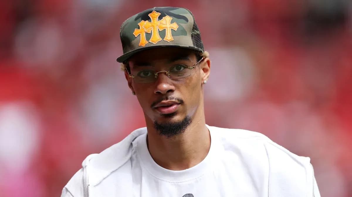 Hombre con gorra camuflada en evento deportivo