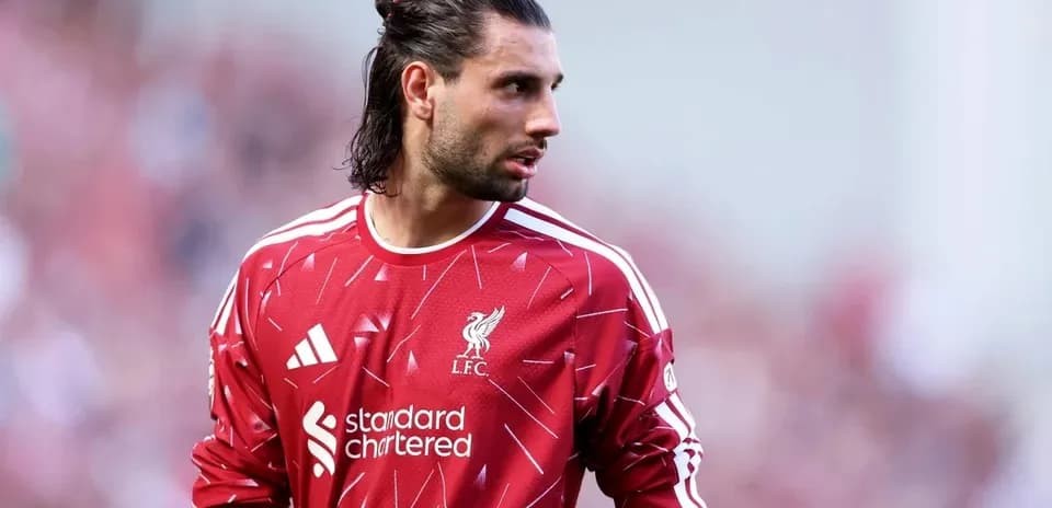 Portero de Liverpool en el campo durante el partido