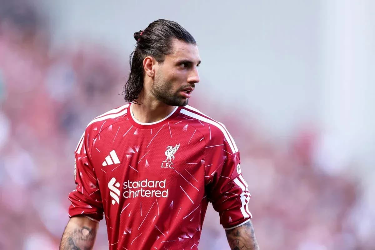 Portero de Liverpool en el campo durante el partido