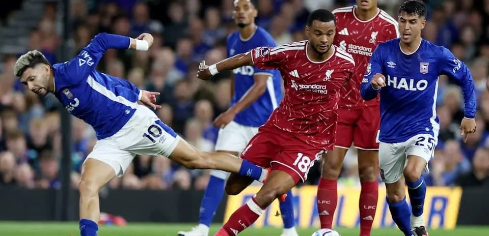 Jugadores de Ipswich y Liverpool en acción