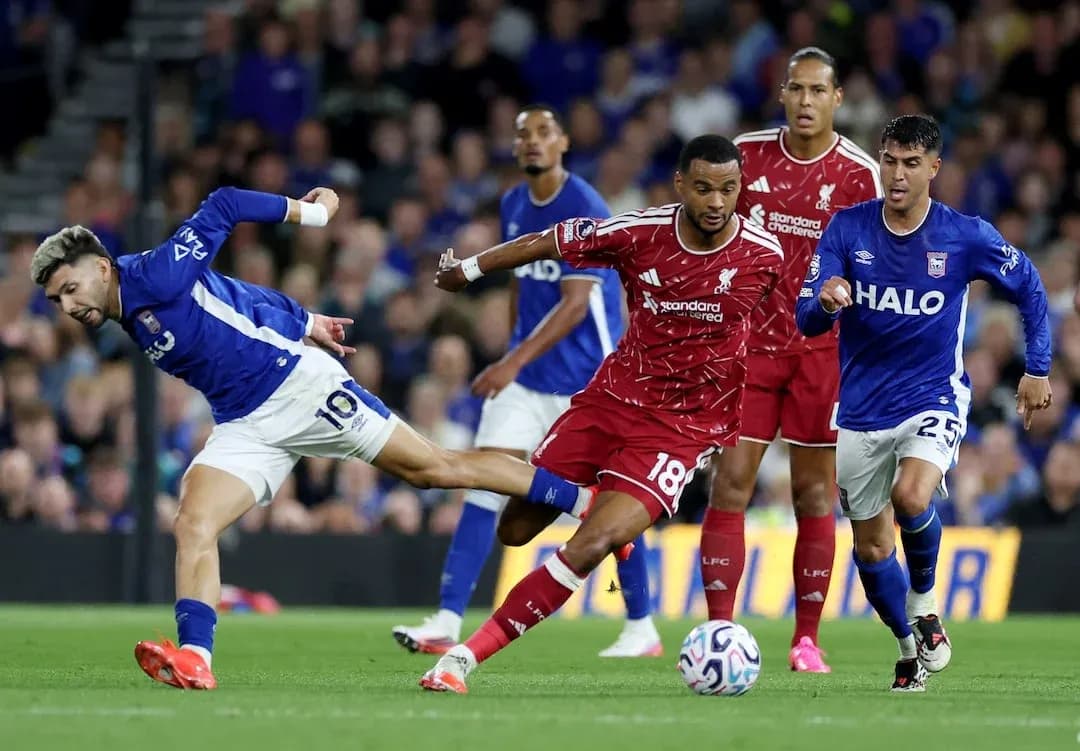 Jugadores de Ipswich y Liverpool en acción