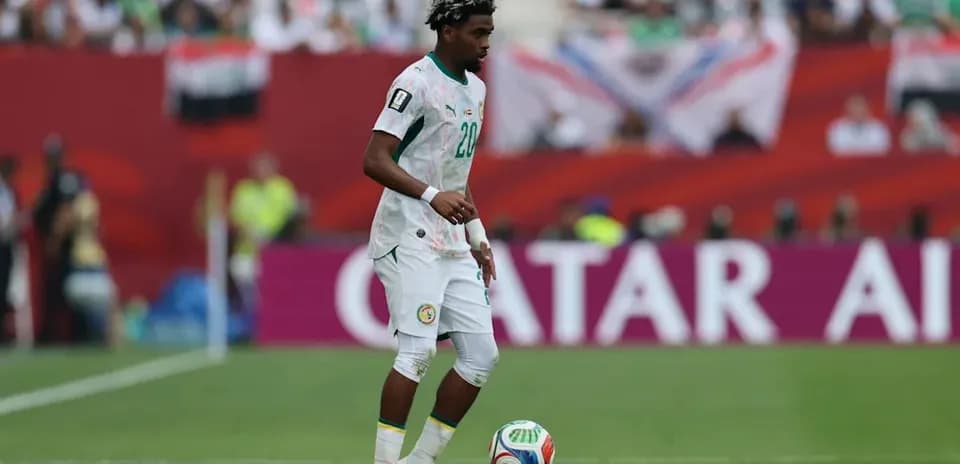Jugador de Senegal controlando el balón en el campo