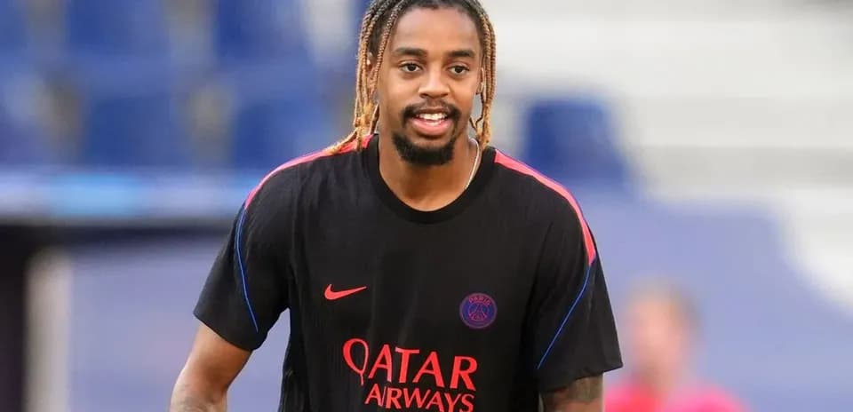 Jugador de PSG calentando antes del partido