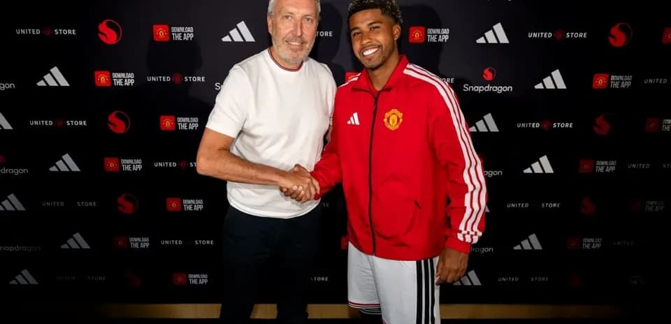 Jugador de Manchester United estrechando manos con representante