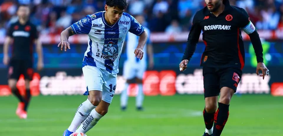 Jugador de Pachuca conduciendo el balón frente a Toluca