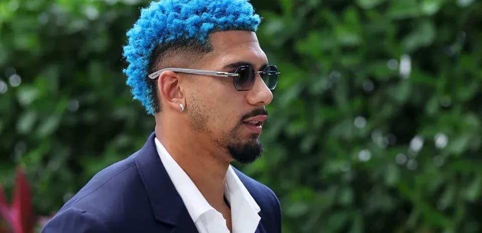 Jugador con cabello azul y gafas de sol