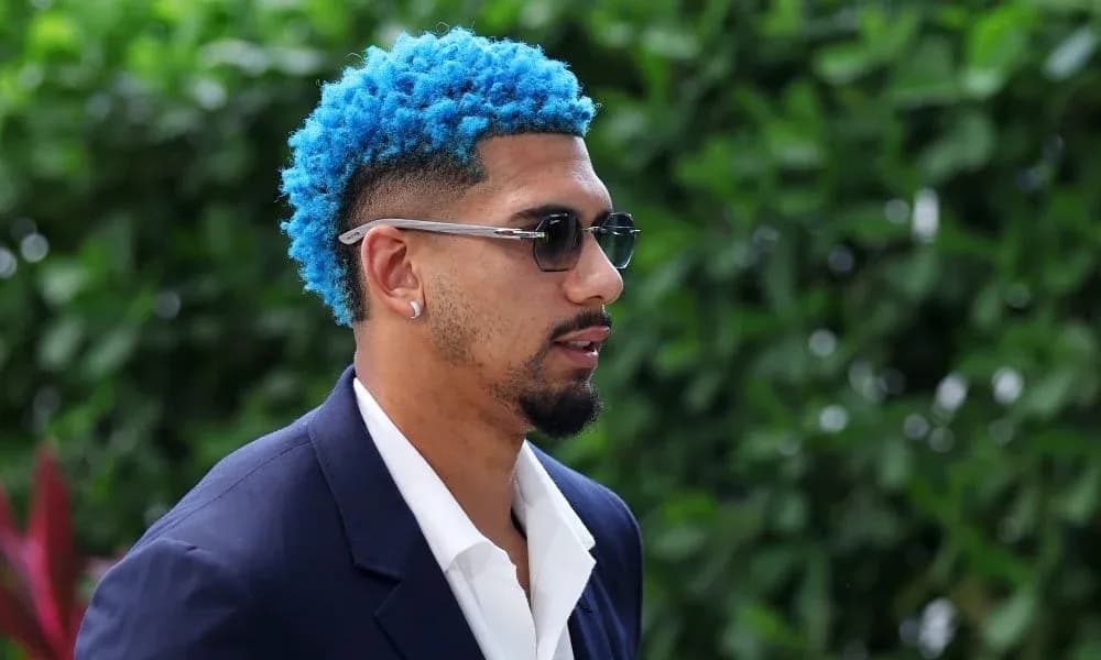 Jugador con cabello azul y gafas de sol