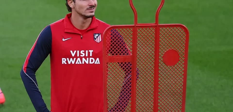 Jugador de Atlético de Madrid en entrenamiento junto a un muñeco