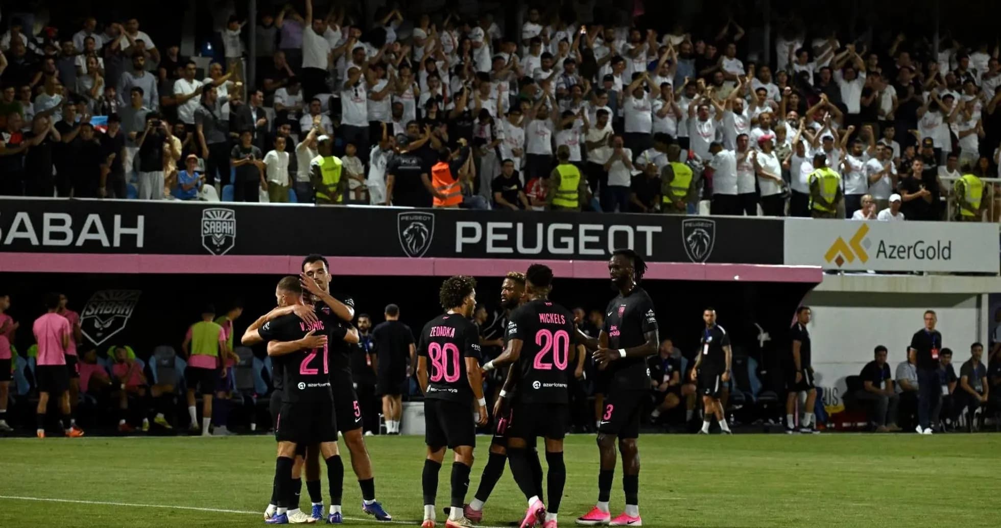 Jugadores de Sabah FA celebrando un gol