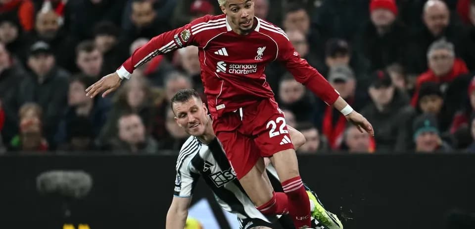 Jugador de Liverpool cae ante defensa de Newcastle