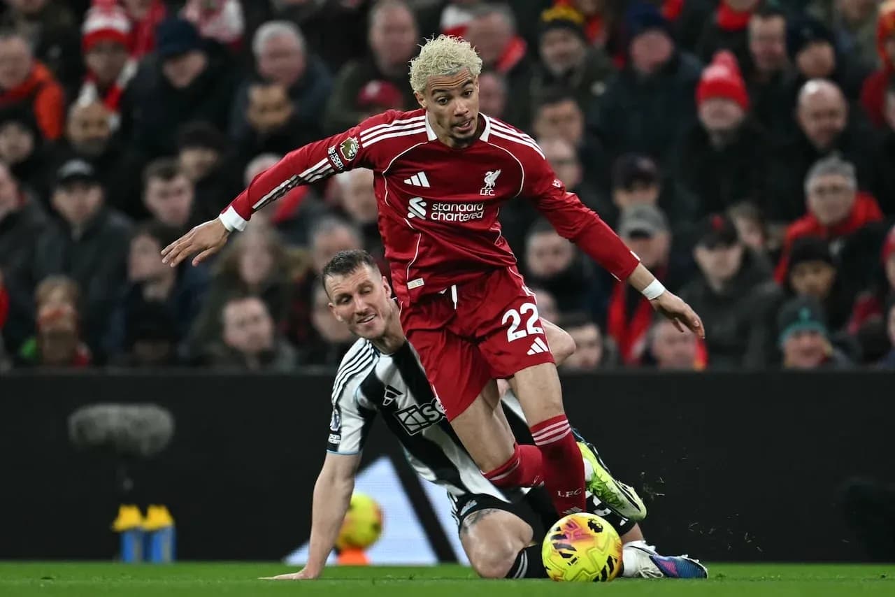 Jugador de Liverpool cae ante defensa de Newcastle