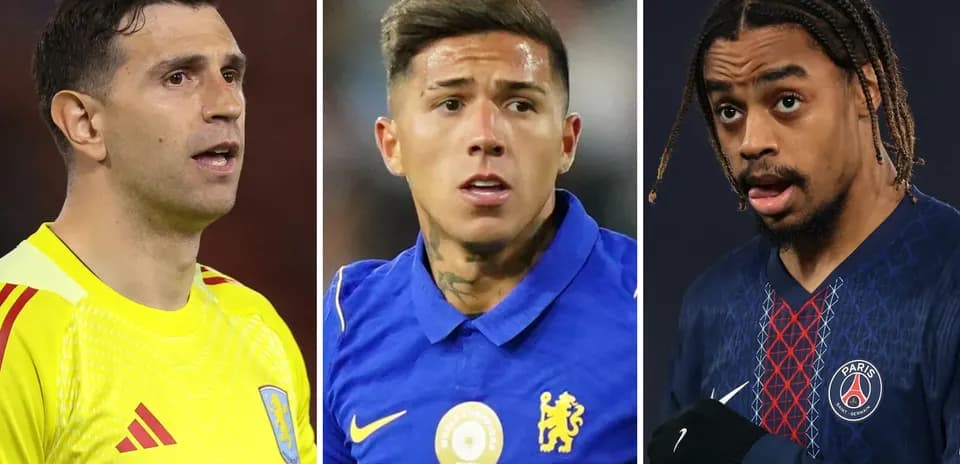 Tres futbolistas en acción durante un partido