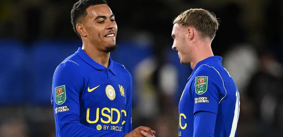 Jugadores de Chelsea estrechando manos en el campo