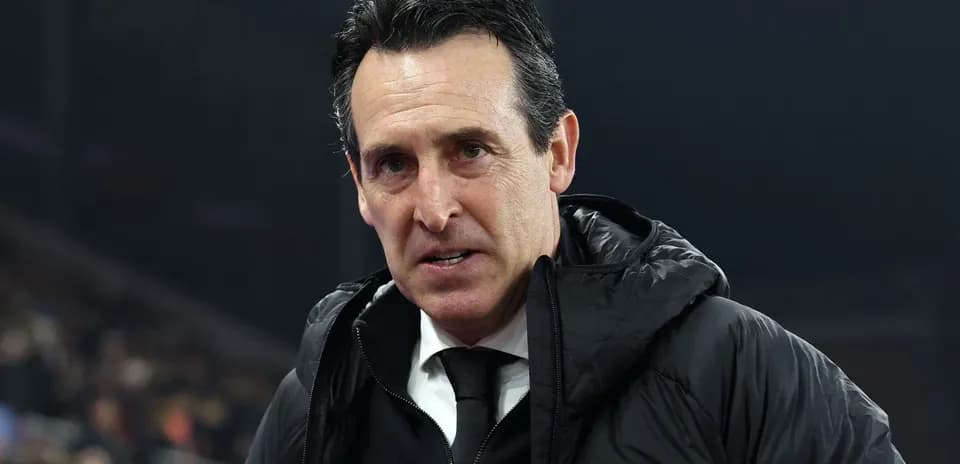 Entrenador mirando hacia la cámara durante partido