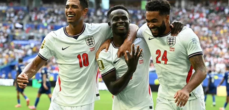 Tres jugadores de Inglaterra celebrando un gol