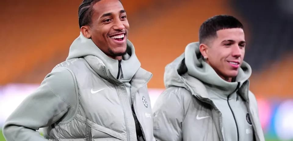Dos jugadores sonriendo durante el calentamiento