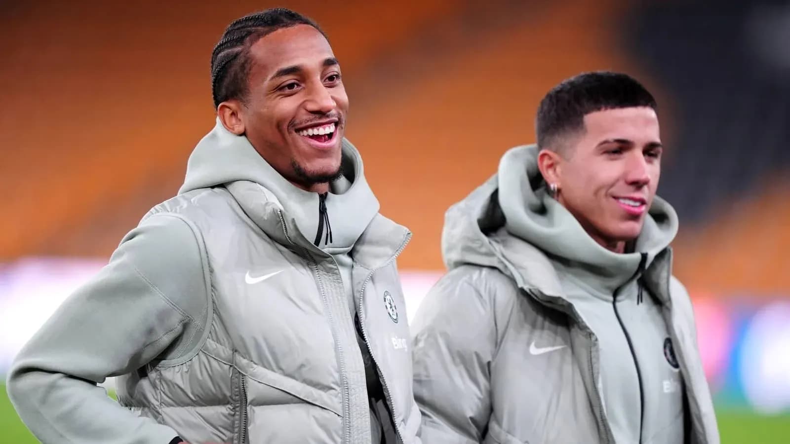 Dos jugadores sonriendo durante el calentamiento