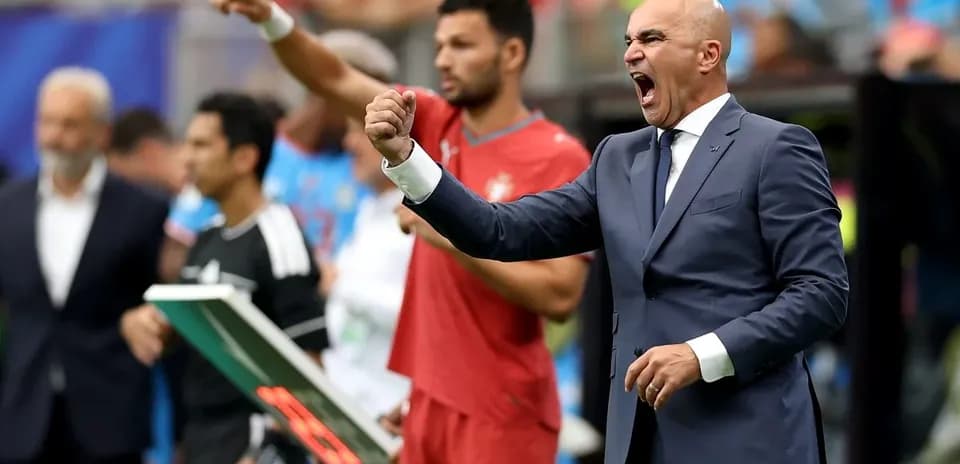 Entrenador animando a su equipo desde la línea de banda