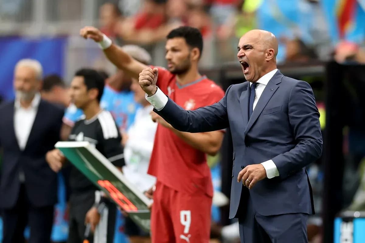 Entrenador animando a su equipo desde la línea de banda