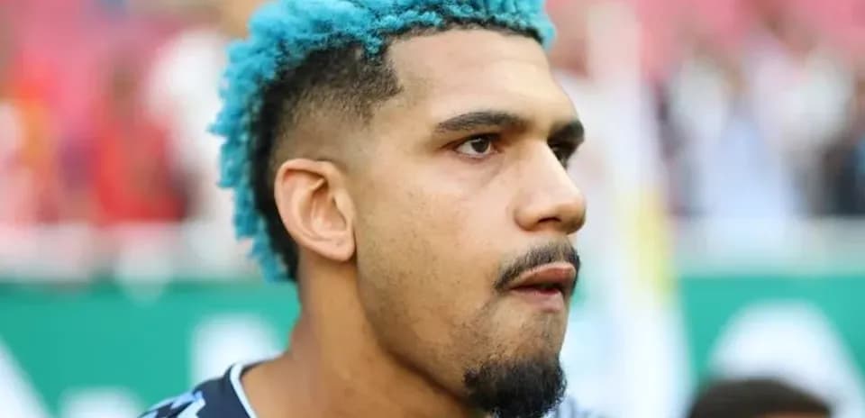 Portero con cabello azul en el campo de juego