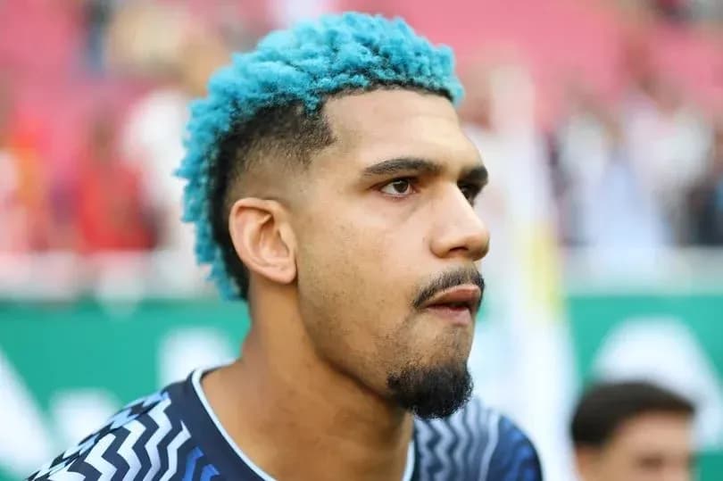 Portero con cabello azul en el campo de juego