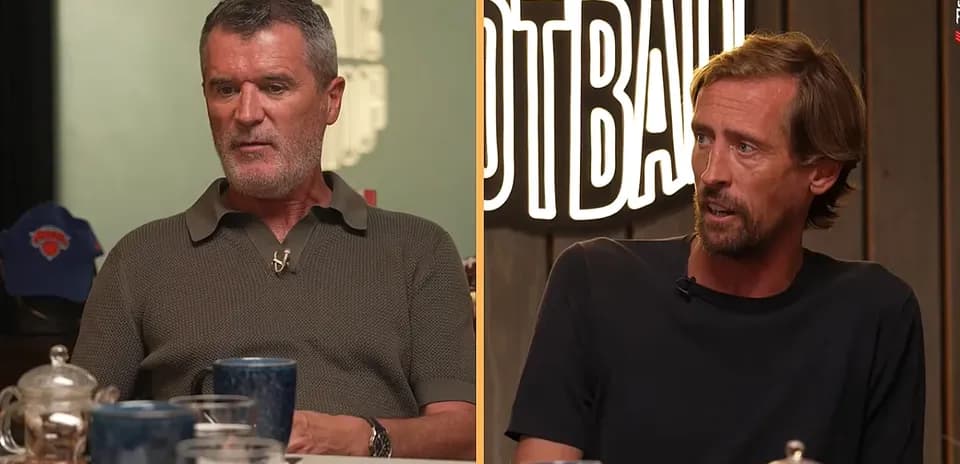 Dos hombres conversando en un programa de fútbol
