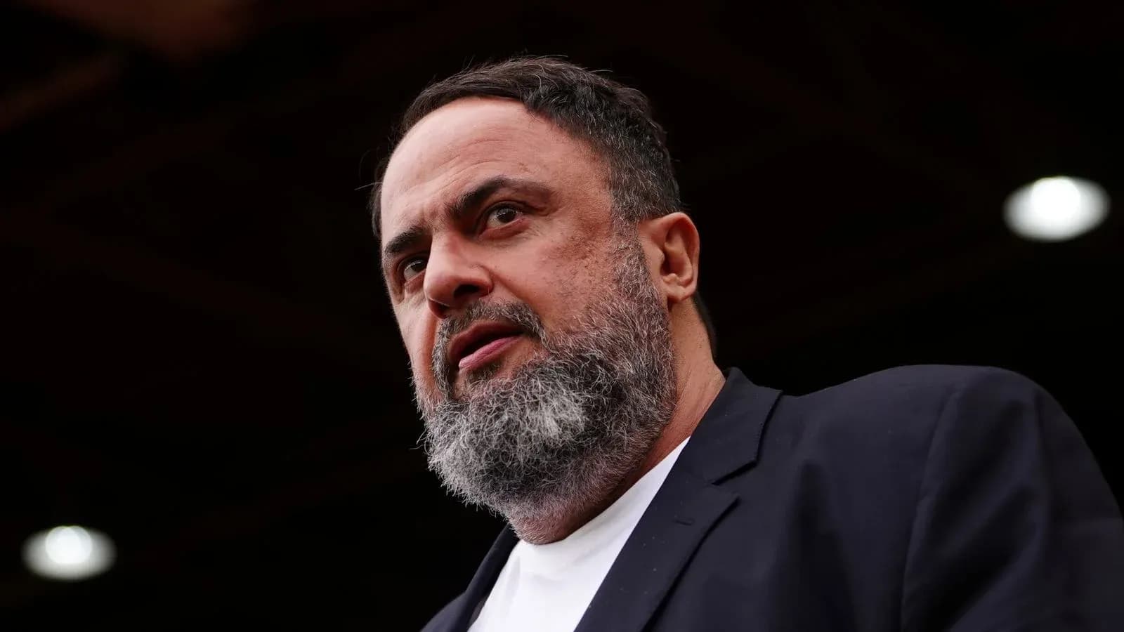 Hombre con barba hablando en un evento deportivo