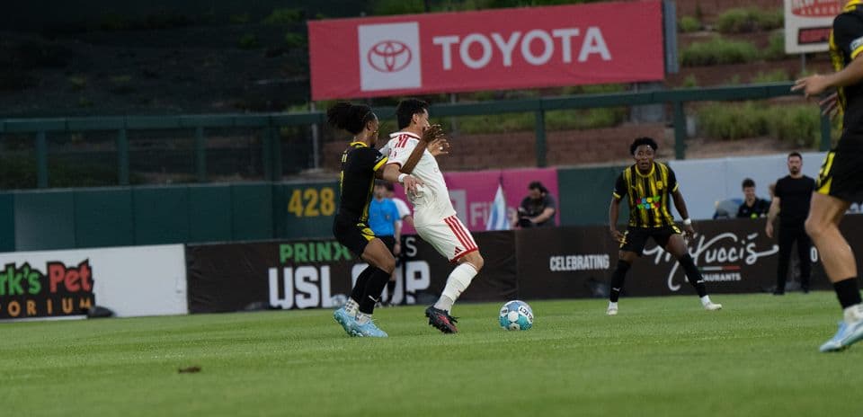 Jugador de Phoenix Rising compitiendo por el balón