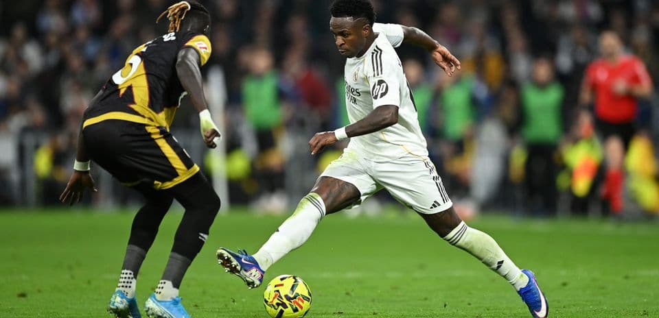 Vinícius Júnior dribbling durante el partido