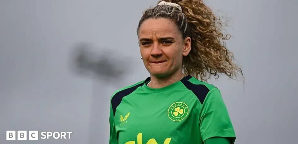 Portera entrenando con uniforme verde en campo