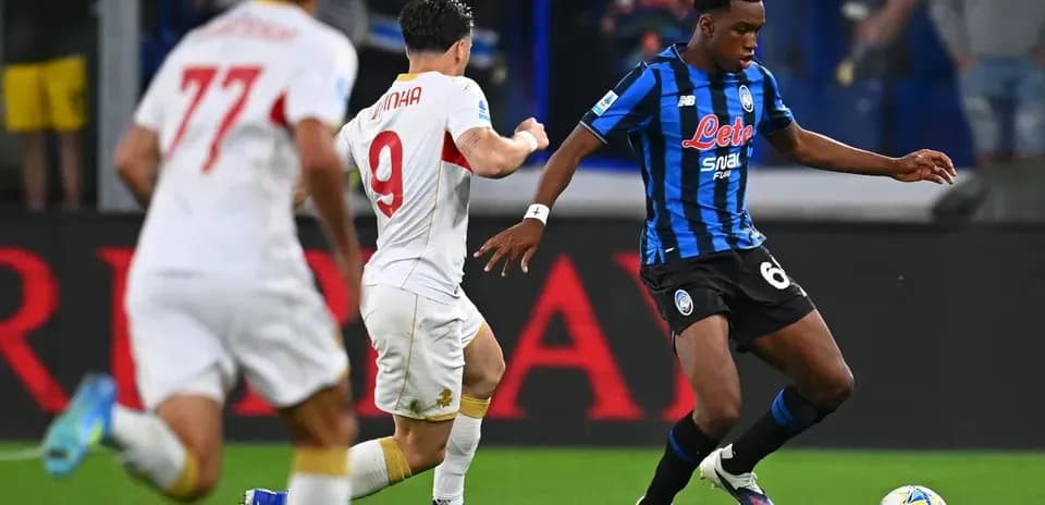 Jugador de Atalanta driblando ante rival de Roma