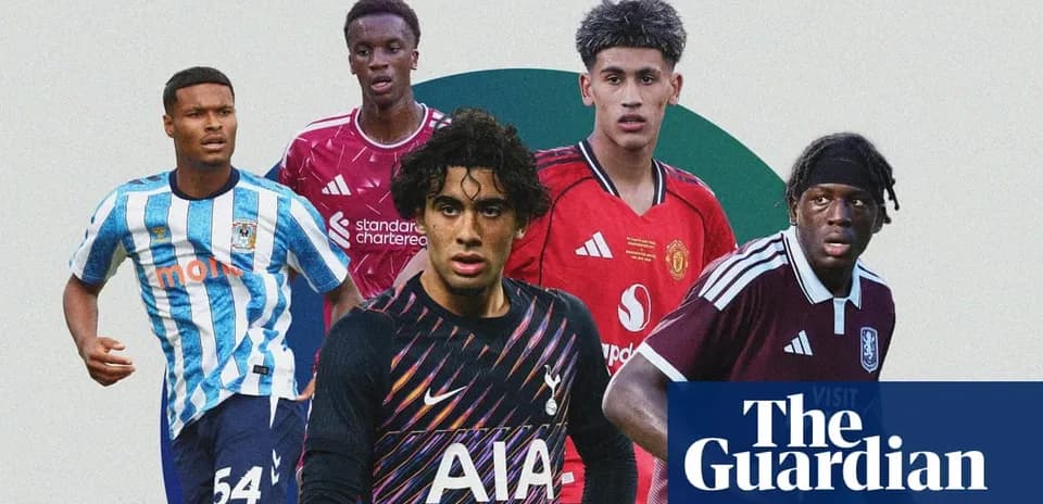 Cinco jugadores de fútbol en diferentes camisetas de equipo