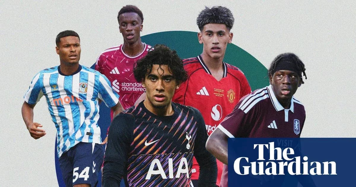 Cinco jugadores de fútbol en diferentes camisetas de equipo
