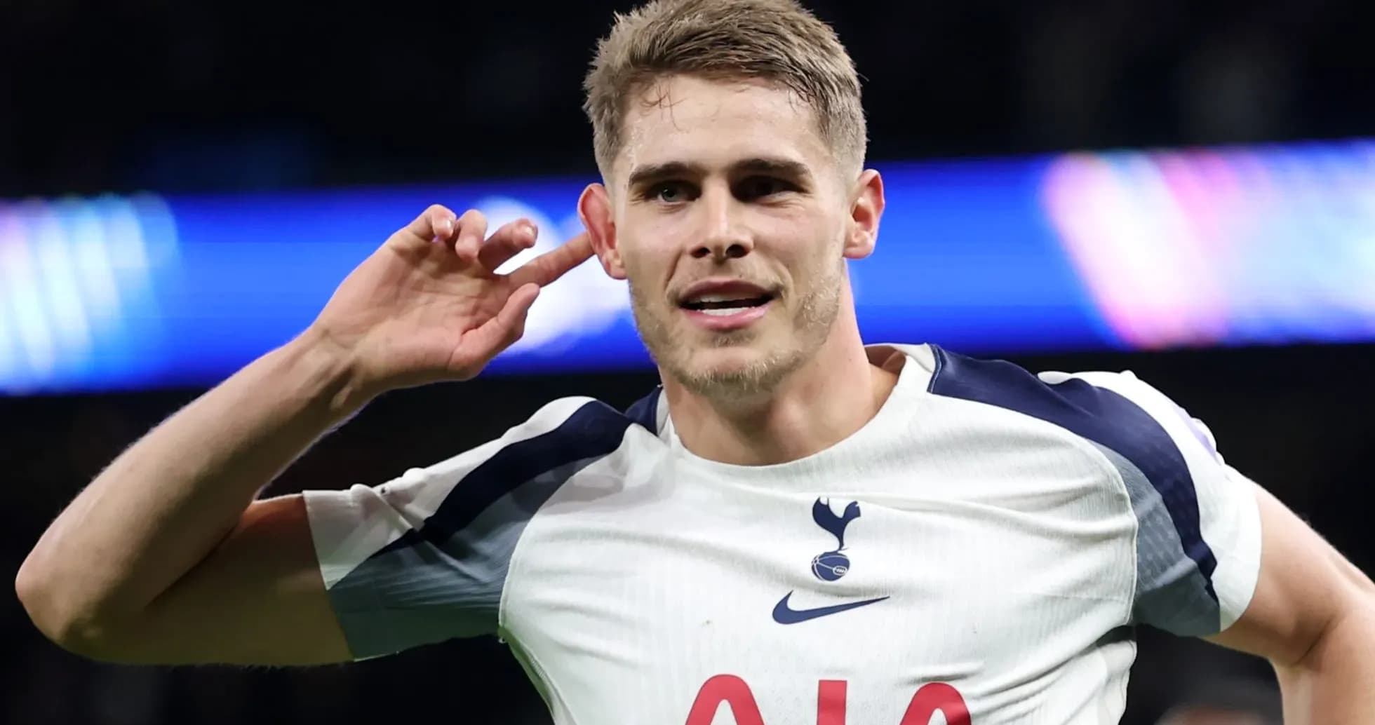 Jugador de Tottenham celebrando un gol con gesto