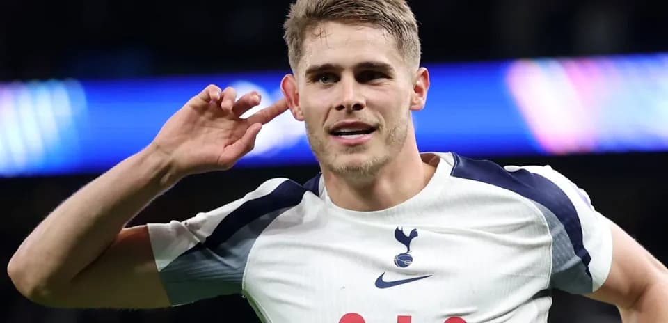 Jugador de Tottenham celebrando un gol con gesto