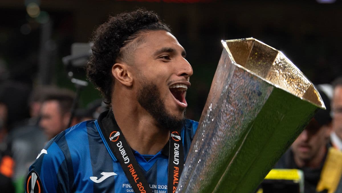 Jugador celebrando con trofeo en la mano