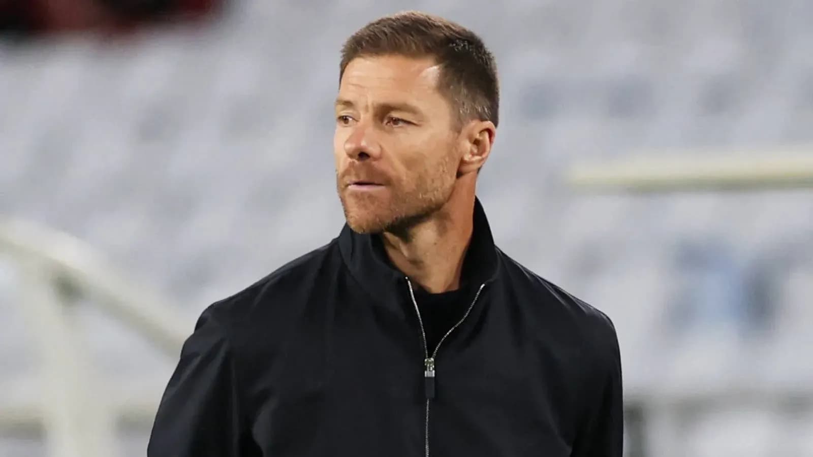 Entrenador observando el partido desde la banda