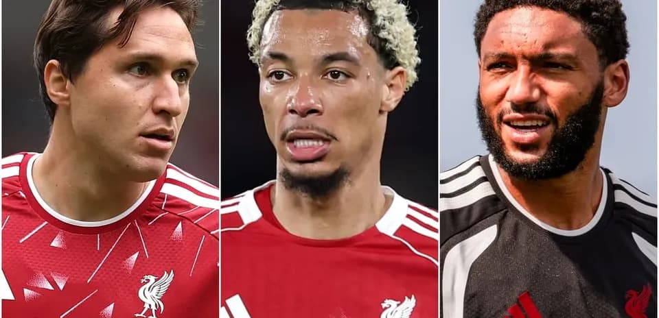 Tres jugadores de Liverpool en camisetas rojas
