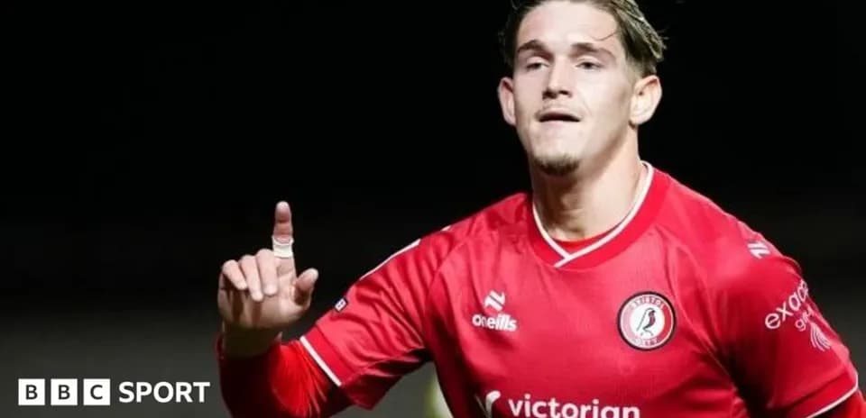 Jugador de fútbol celebrando con el dedo levantado