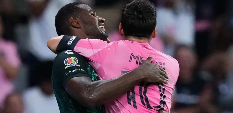 Jugadores abrazándose después del partido