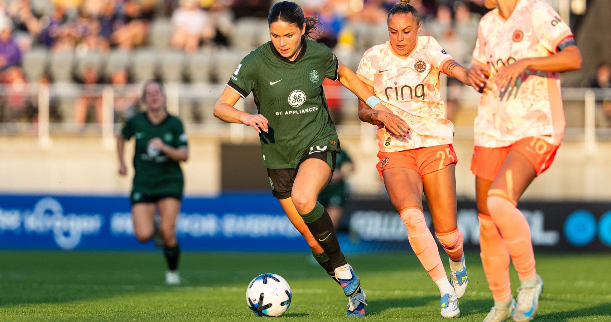 Jugadora del Utah Royals W persiguiendo el balón