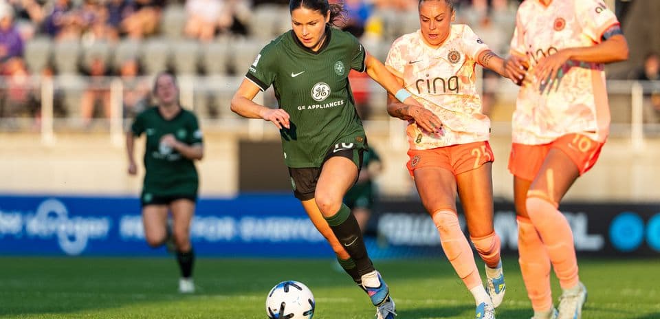 Jugadora del Utah Royals W persiguiendo el balón