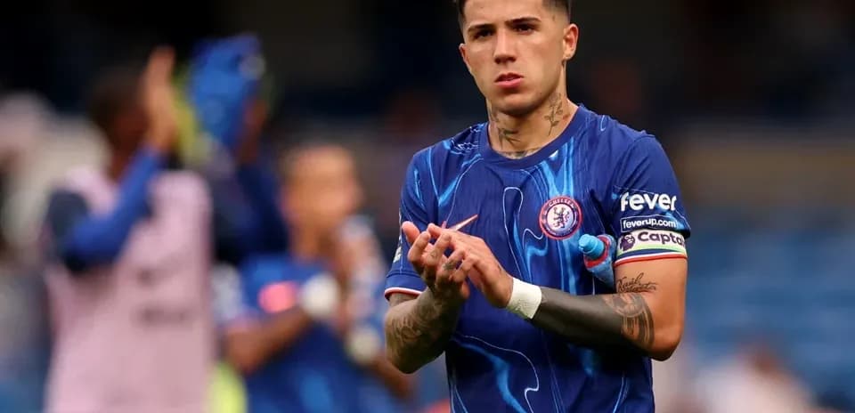 Jugador aplaudiendo en el campo durante partido